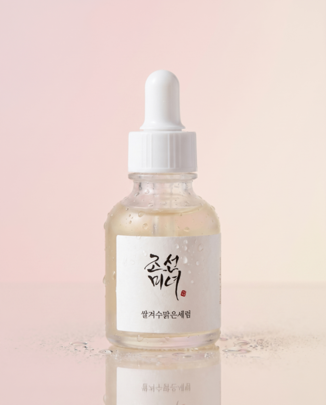 Beauty of Joseon Glow Deep Serum sur fond pastel.