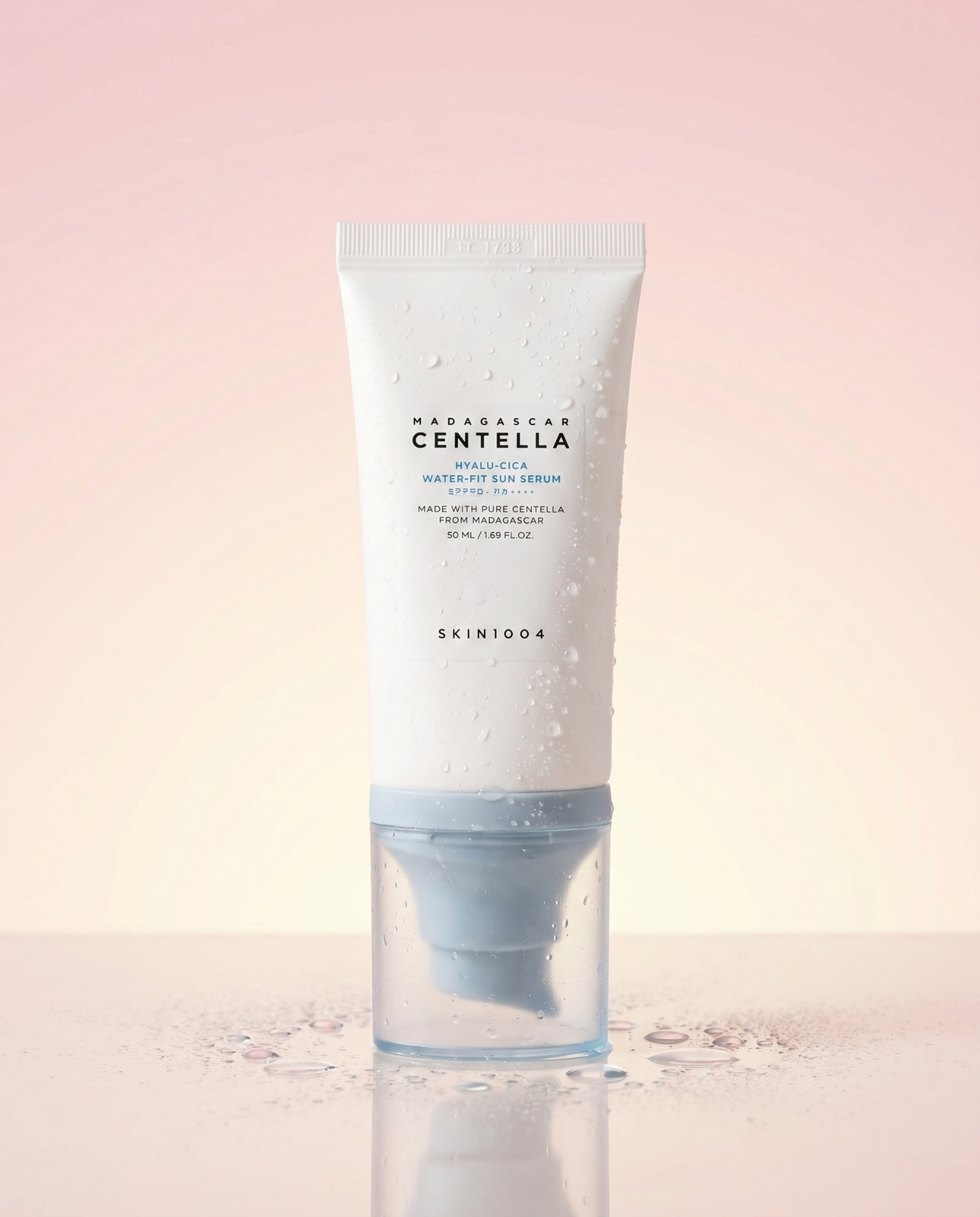 SKIN1004 Hyalu-Cica Water-Fit Sun Serum SPF50+ sur fond pastel.