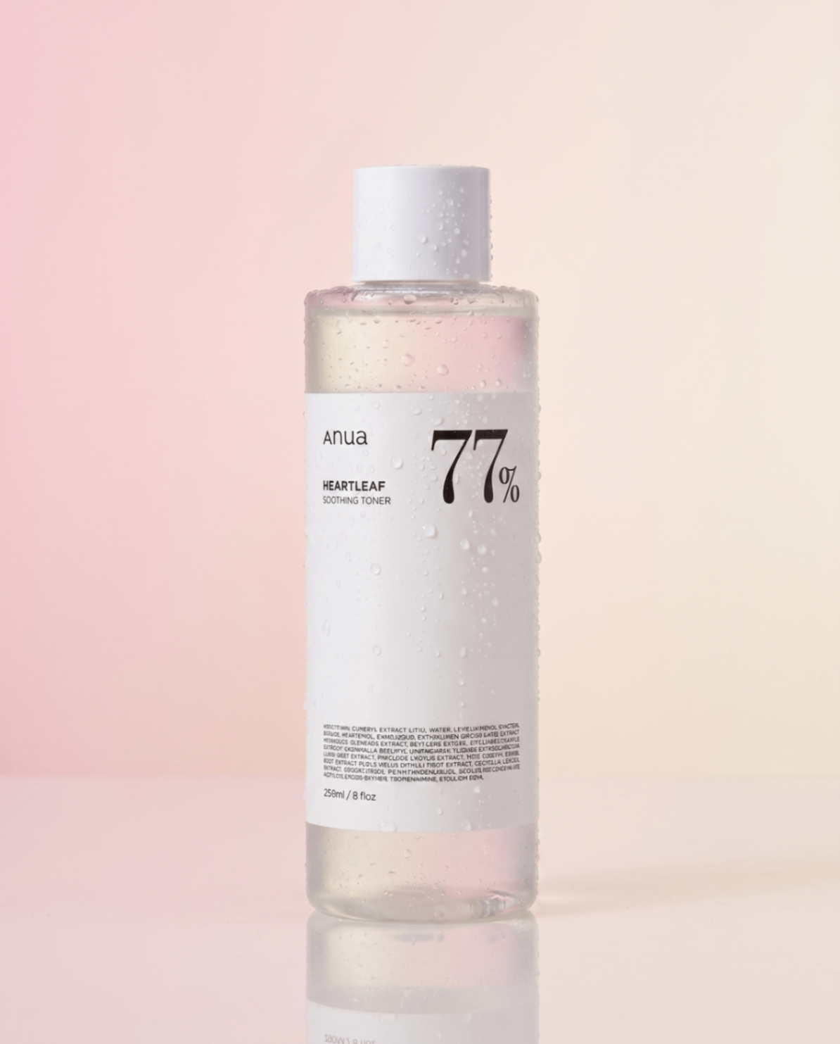 Anua Heartleaf 77 Soothing Toner sur fond pastel.