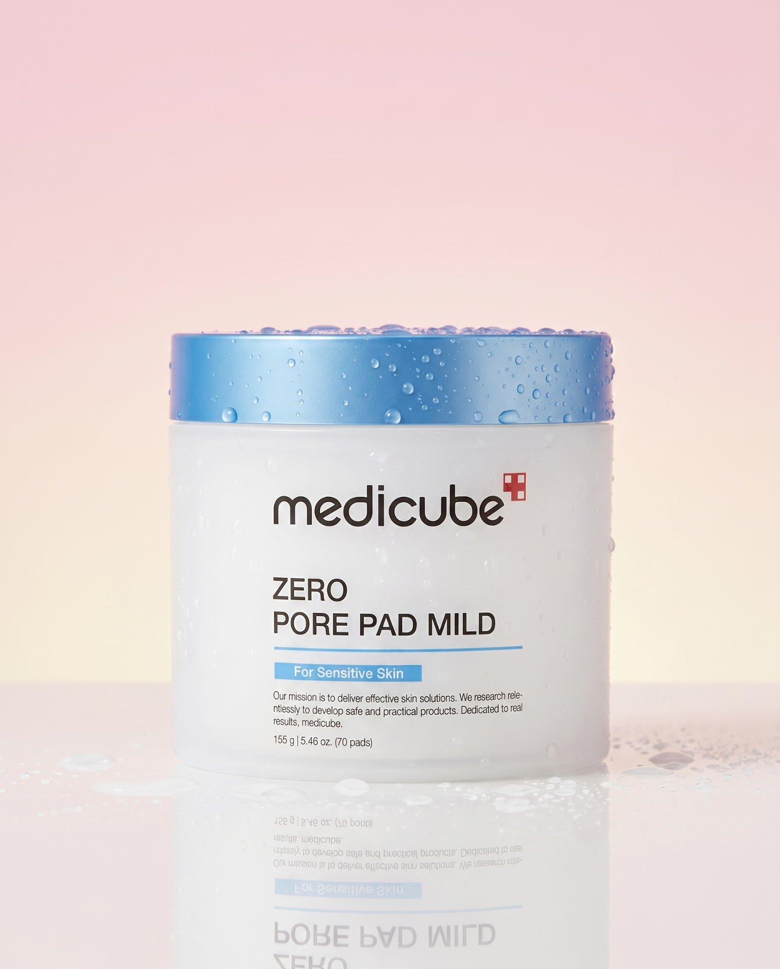 Medicube Zero Pore Pad Mild sur fond pastel.